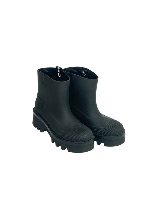 The Chloe Rubber Raina Rain Boots are a stylish and functional footwear option, crafted from durable rubber to keep your feet dry during wet weather. With their chic design and comfortable fit, these boots effortlessly combine practicality with a touch of high-fashion flair, making them perfect for rainy days.