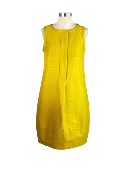 The 'S MaxMara Front Pleat Textured Sleeveless Dress is an elegant and sophisticated piece, featuring a unique textured fabric that adds depth to its sleek silhouette. With a flattering front pleat and sleeveless design, this dress is perfect for both formal occasions and stylish daytime events.