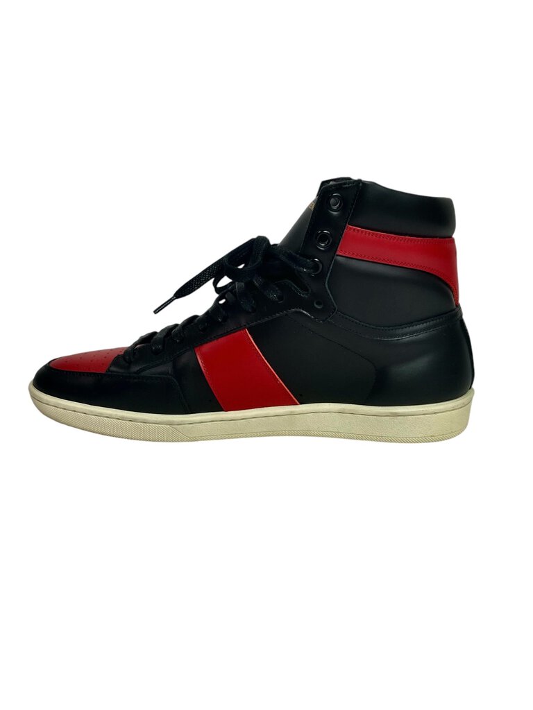 The Saint Laurent Paris Signature Court Classic Leather Sneakers are a refined take on a timeless design, crafted from premium leather for a luxurious feel. With their minimalist aesthetic and subtle branding, these sneakers offer versatile styling options, perfect for elevating both casual and smart-casual looks.