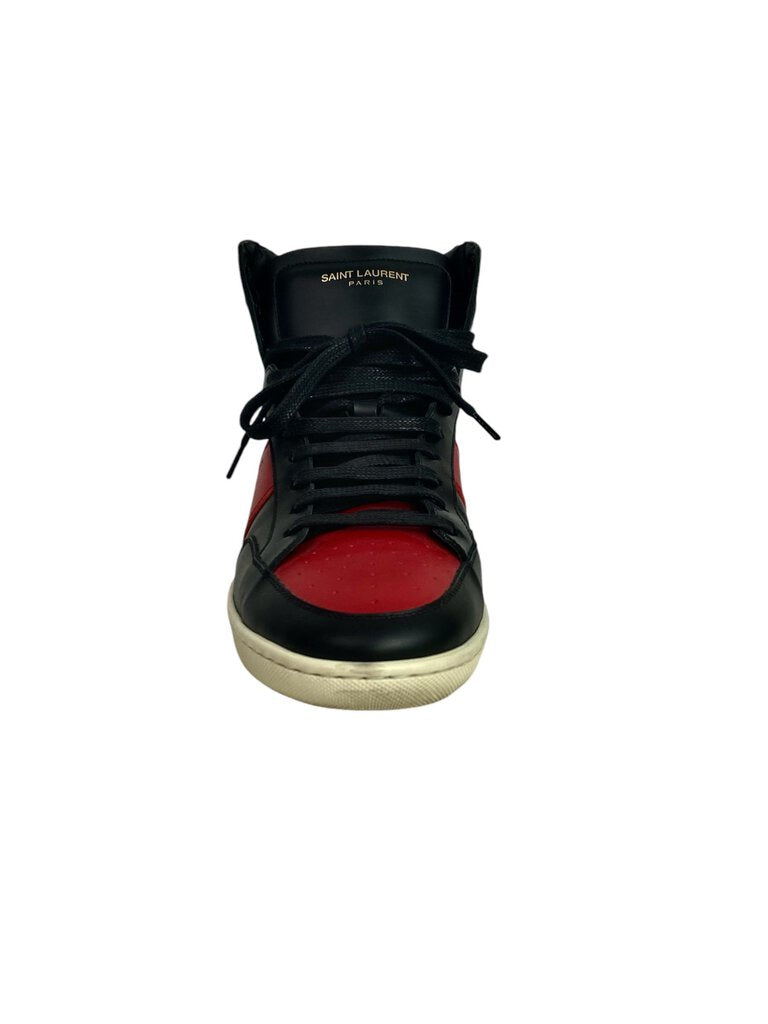 The Saint Laurent Paris Signature Court Classic Leather Sneakers are a refined take on a timeless design, crafted from premium leather for a luxurious feel. With their minimalist aesthetic and subtle branding, these sneakers offer versatile styling options, perfect for elevating both casual and smart-casual looks.