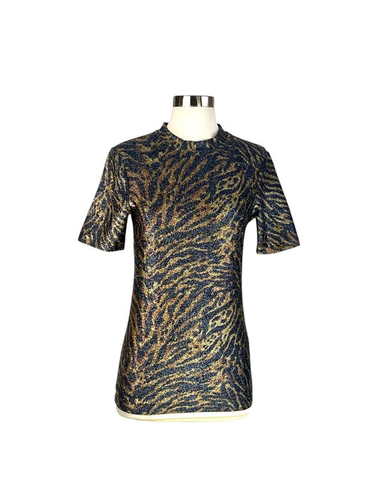 The Ganni Lurex Tiger Print Stretch Top is a bold, statement-making piece that combines shimmering lurex fabric with an eye-catching tiger print for a fierce yet elegant look. Its form-fitting design and stretchy material offer comfort while adding a touch of wild sophistication to any outfit.