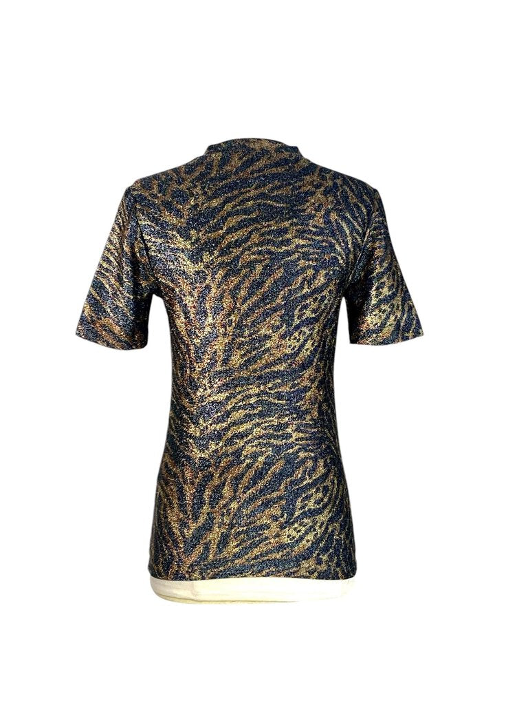 The Ganni Lurex Tiger Print Stretch Top is a bold, statement-making piece that combines shimmering lurex fabric with an eye-catching tiger print for a fierce yet elegant look. Its form-fitting design and stretchy material offer comfort while adding a touch of wild sophistication to any outfit.