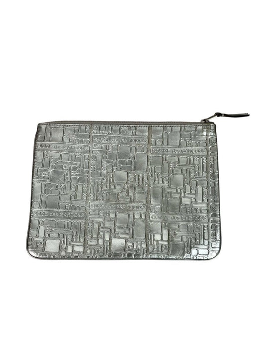 The Comme des Garçons Logo Grid Embossed Pouch is a minimalist yet striking accessory, featuring a unique embossed grid pattern that showcases the brand's avant-garde aesthetic. This versatile pouch is perfect for organizing essentials while making a bold fashion statement.