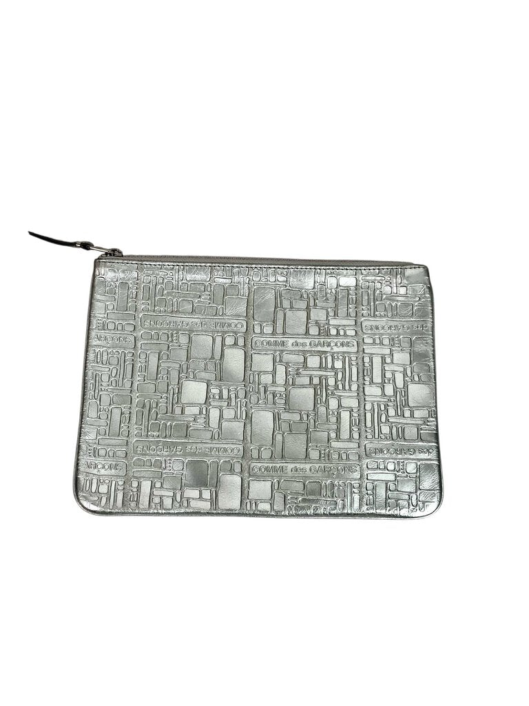 The Comme des Garçons Logo Grid Embossed Pouch is a minimalist yet striking accessory, featuring a unique embossed grid pattern that showcases the brand's avant-garde aesthetic. This versatile pouch is perfect for organizing essentials while making a bold fashion statement.