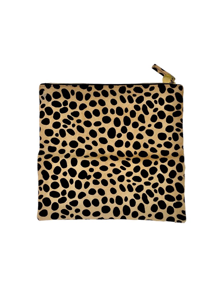 The Clare V Leopard Foldover Clutch Bag is a stylish statement piece, featuring a bold leopard print that adds a touch of fun to any outfit. Its foldover design offers versatility, allowing it to be worn as a clutch or a crossbody, making it perfect for both casual outings and dressy events.