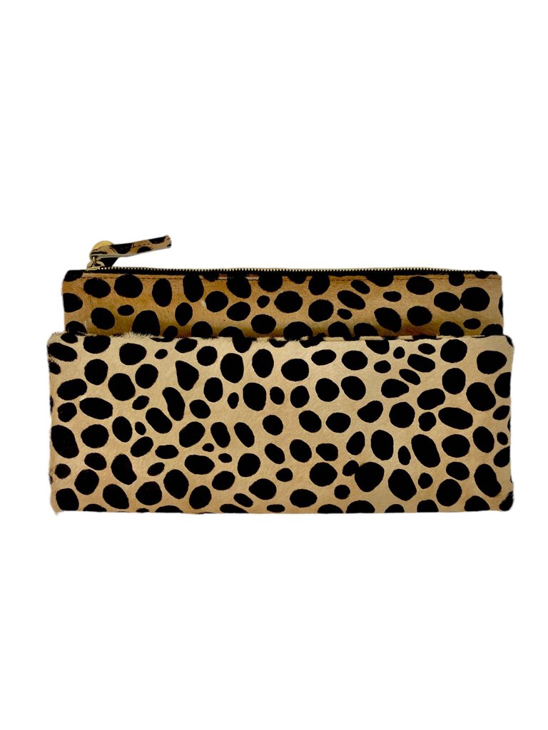 The Clare V Leopard Foldover Clutch Bag is a stylish statement piece, featuring a bold leopard print that adds a touch of fun to any outfit. Its foldover design offers versatility, allowing it to be worn as a clutch or a crossbody, making it perfect for both casual outings and dressy events.