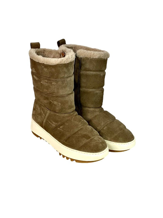 The Aquatalia Suede Fur Lined Mid Calf Boots blend luxurious suede with a cozy fur lining, providing warmth and style for colder days. With their chic mid-calf height and weather-resistant construction, these boots are perfect for both casual outings and more polished looks.