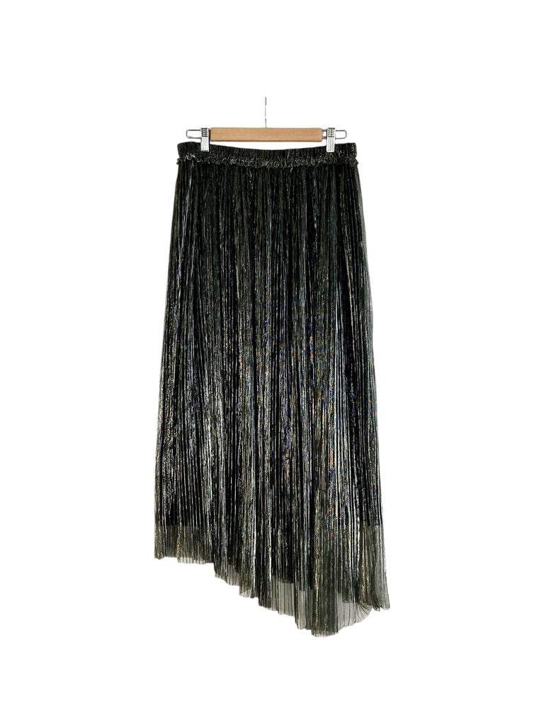 The Isabel Marant Étoile Plisse Maxi Skirt is a flowy and elegant piece, featuring intricate pleating that creates beautiful movement and texture. With its relaxed silhouette and versatile design, this maxi skirt can be styled for both casual and dressy occasions, making it a chic addition to any wardrobe.