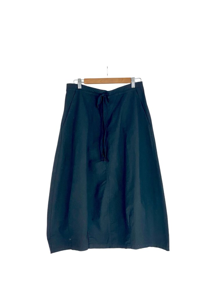 The Hannoh Wessel Drawstring Utility Skirt is a stylish and functional piece, featuring a relaxed fit and practical drawstring waist for adjustable comfort. Crafted from high-quality materials, this skirt combines utility with modern design, making it perfect for both casual outings and elevated looks.