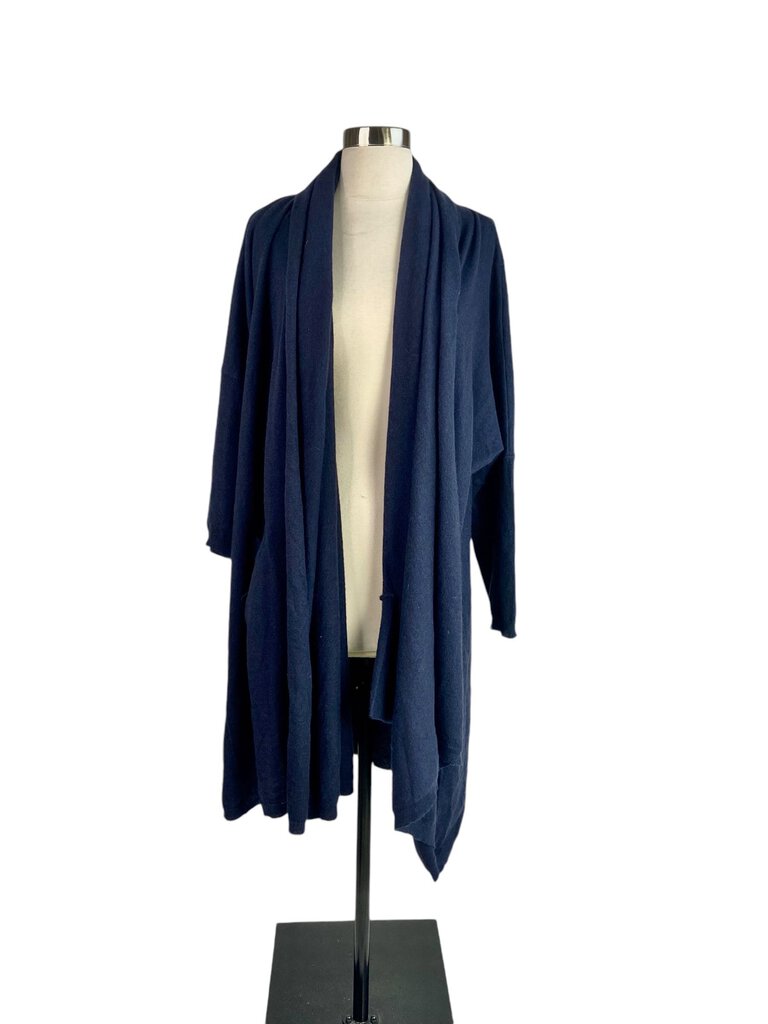 The Manuelle Suibal Yak Open Cardigan is a cozy and sophisticated piece, crafted from soft yak wool for exceptional warmth and comfort. Its open front design and relaxed silhouette make it perfect for layering, adding an elegant touch to any outfit while providing a luxurious feel.