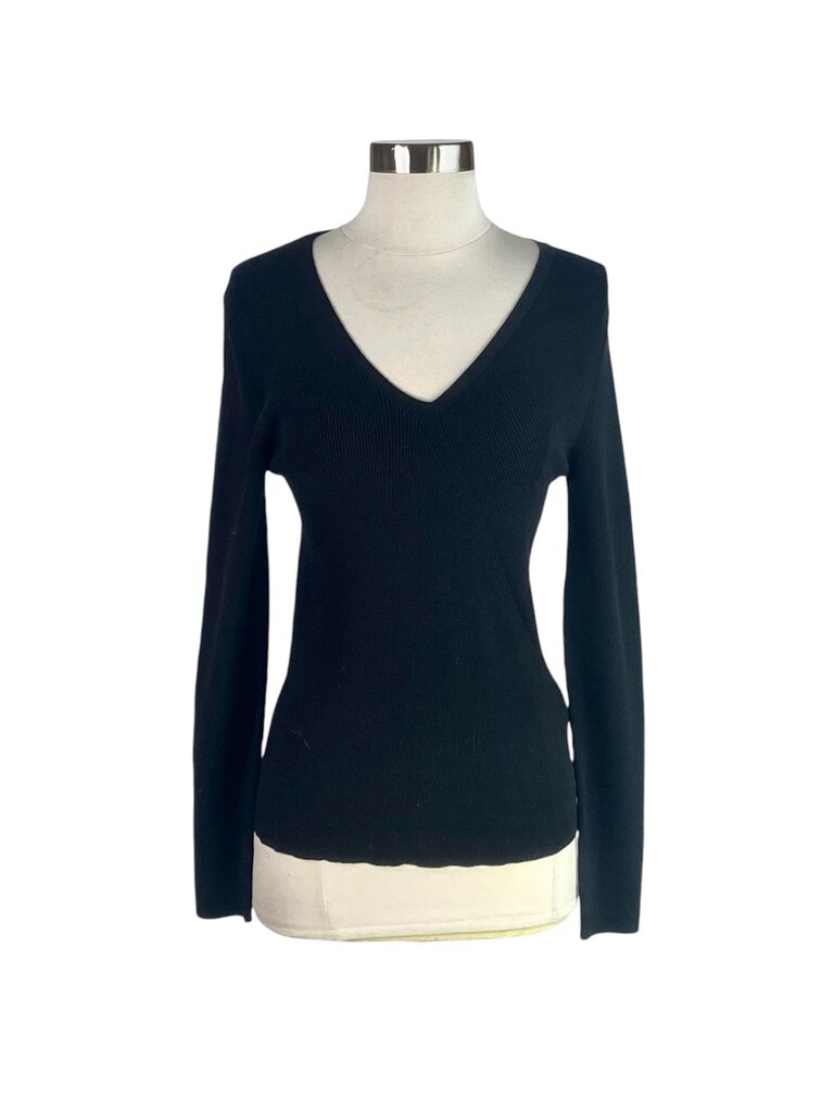 The Closed Ribbed V Neck Sweater is a stylish and comfortable piece, featuring a classic ribbed texture that adds dimension. With its flattering V-neckline and relaxed fit, this sweater is perfect for layering or wearing alone, making it a versatile addition to any wardrobe.