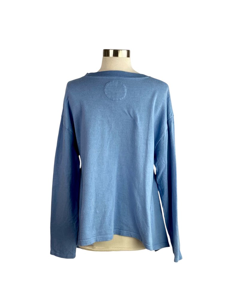 The Blue Blue Japan Asymmetrical Sweatshirt is a contemporary and stylish piece, featuring an eye-catching asymmetrical design that adds a unique flair to a classic silhouette. Crafted from high-quality materials, this sweatshirt offers comfort and versatility, making it perfect for layering or wearing on its own for a chic, casual look.