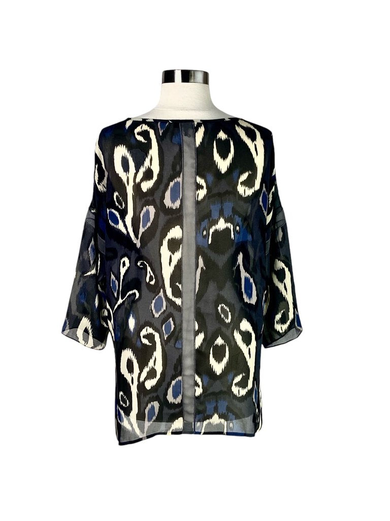 The Rag & Bone Printed Silk Blouse is a sophisticated yet playful piece, featuring a luxurious silk fabric adorned with a distinctive print. Its relaxed fit and versatile style make it an ideal choice for dressing up or down, adding a touch of elegance to any outfit.