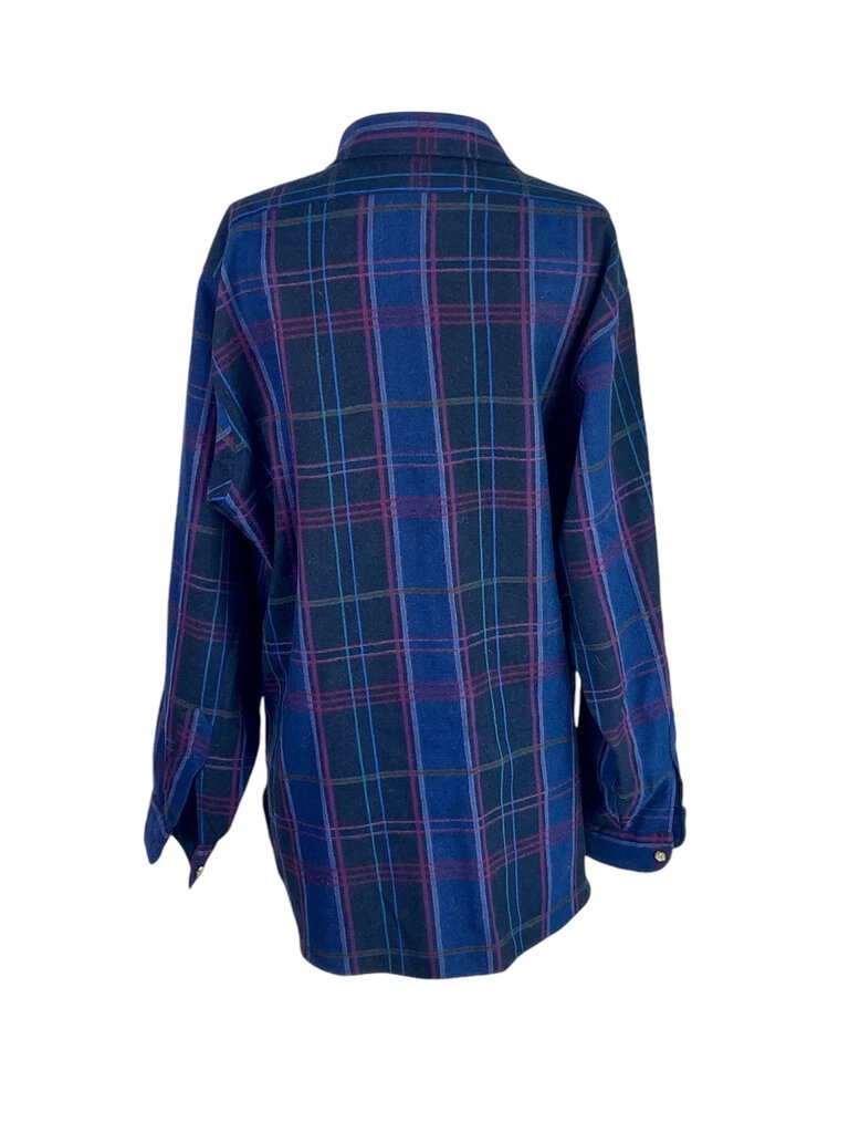 The Pendleton Vintage Plaid Wool Button Front Overshirt is a timeless layering piece that combines warmth and style, featuring a classic plaid pattern in rich, earthy tones. Crafted from high-quality wool, this versatile overshirt offers both comfort and durability, making it perfect for chilly days and casual outings.