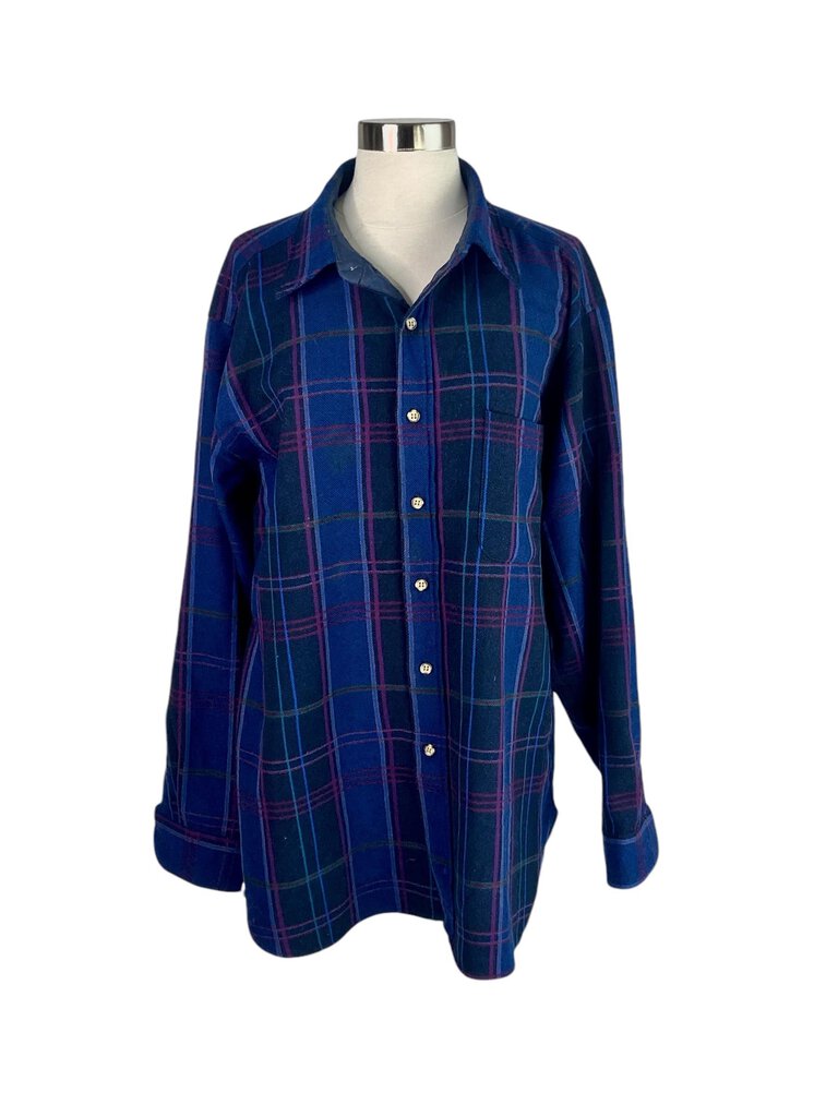 The Pendleton Vintage Plaid Wool Button Front Overshirt is a timeless layering piece that combines warmth and style, featuring a classic plaid pattern in rich, earthy tones. Crafted from high-quality wool, this versatile overshirt offers both comfort and durability, making it perfect for chilly days and casual outings.