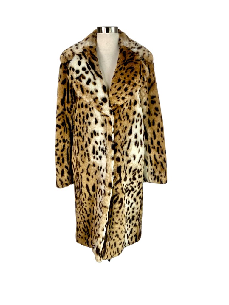 The Boutique Faux Fur Leopard Coat is a bold and fashionable statement piece, featuring a striking leopard print that exudes glamour and sophistication. Crafted from soft faux fur, this coat offers warmth and comfort while adding a wild touch to any outfit, perfect for both day and night.