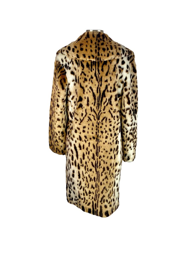 The Boutique Faux Fur Leopard Coat is a bold and fashionable statement piece, featuring a striking leopard print that exudes glamour and sophistication. Crafted from soft faux fur, this coat offers warmth and comfort while adding a wild touch to any outfit, perfect for both day and night.