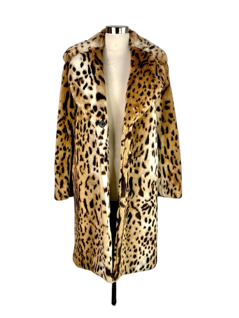 The Boutique Faux Fur Leopard Coat is a bold and fashionable statement piece, featuring a striking leopard print that exudes glamour and sophistication. Crafted from soft faux fur, this coat offers warmth and comfort while adding a wild touch to any outfit, perfect for both day and night.