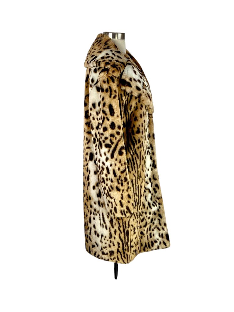 The Boutique Faux Fur Leopard Coat is a bold and fashionable statement piece, featuring a striking leopard print that exudes glamour and sophistication. Crafted from soft faux fur, this coat offers warmth and comfort while adding a wild touch to any outfit, perfect for both day and night.