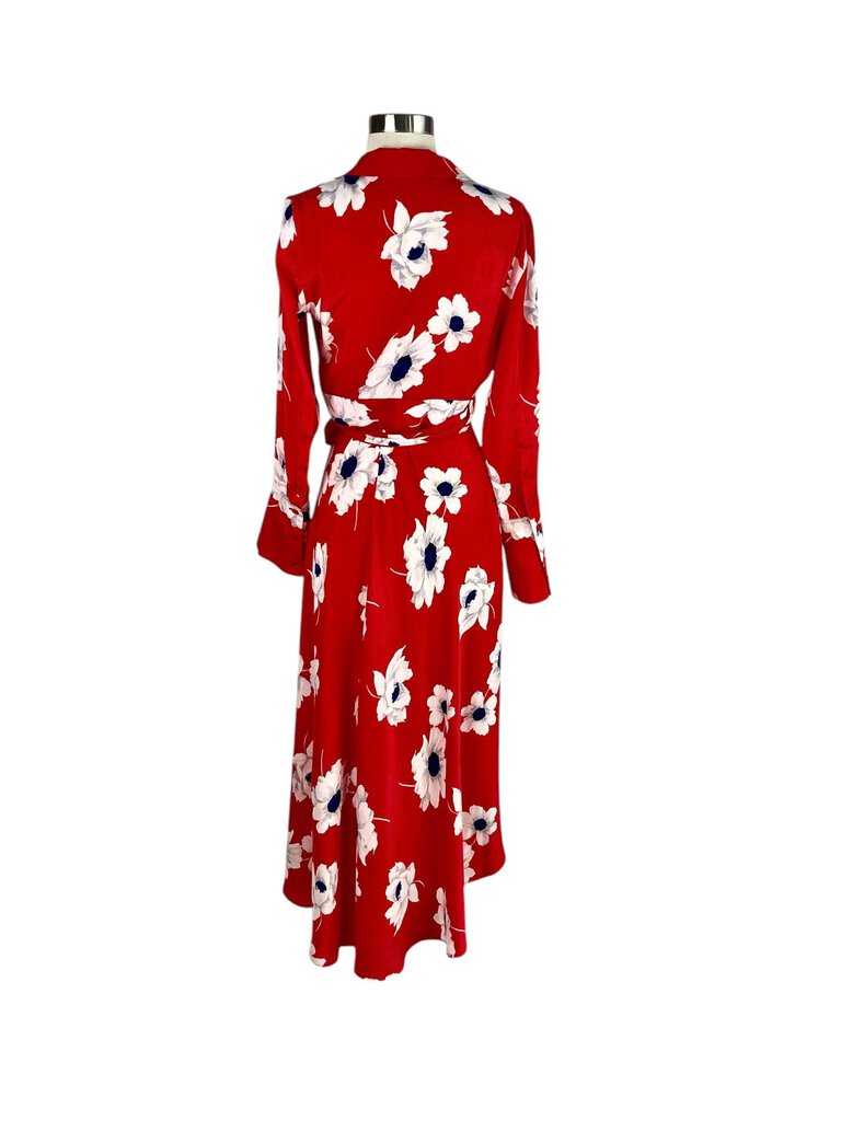 The Equipment Silk Floral Maxi Wrap Dress is a beautiful and effortless piece, showcasing a vibrant floral print on luxurious silk fabric. Its wrap design flatters the figure while providing a comfortable fit, making it ideal for both casual outings and more formal occasions.