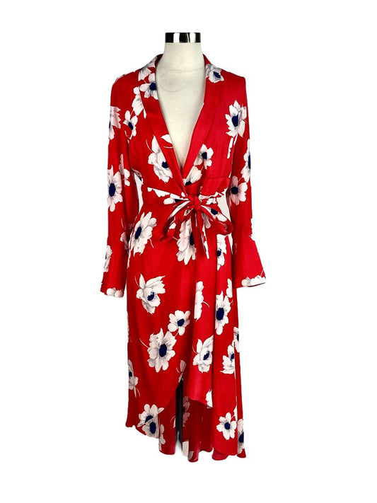 The Equipment Silk Floral Maxi Wrap Dress is a beautiful and effortless piece, showcasing a vibrant floral print on luxurious silk fabric. Its wrap design flatters the figure while providing a comfortable fit, making it ideal for both casual outings and more formal occasions.