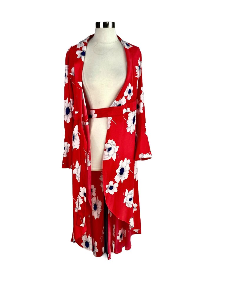 The Equipment Silk Floral Maxi Wrap Dress is a beautiful and effortless piece, showcasing a vibrant floral print on luxurious silk fabric. Its wrap design flatters the figure while providing a comfortable fit, making it ideal for both casual outings and more formal occasions.