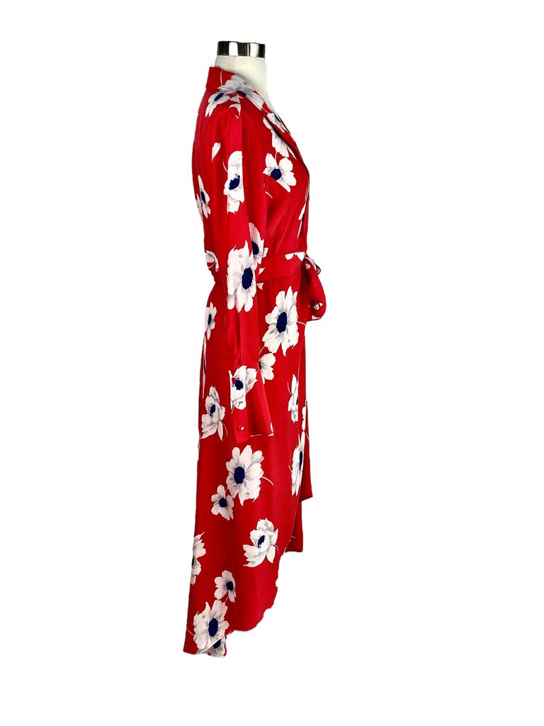 The Equipment Silk Floral Maxi Wrap Dress is a beautiful and effortless piece, showcasing a vibrant floral print on luxurious silk fabric. Its wrap design flatters the figure while providing a comfortable fit, making it ideal for both casual outings and more formal occasions.