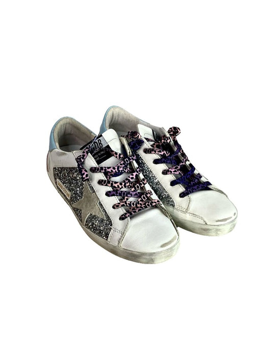 The Golden Goose Glitter Low Top Sneakers combine a classic silhouette with a dazzling glitter finish, offering a chic yet casual vibe. With their distressed detailing and signature star emblem, these sneakers effortlessly elevate any outfit while ensuring comfort and style.