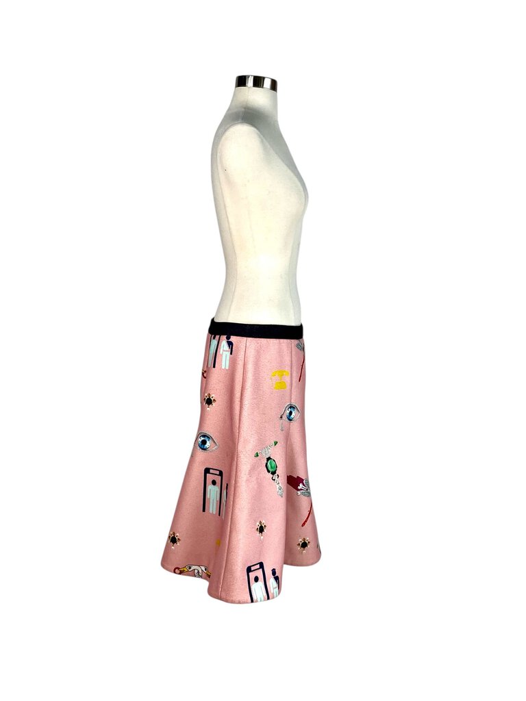 The Mary Katrantzou Graphic Print Skirt showcases the designer's signature bold, artistic prints, featuring vibrant, eye-catching patterns that make a statement. Crafted from luxurious fabrics, this skirt offers a structured yet flattering silhouette, perfect for adding a touch of high-fashion creativity to any outfit.