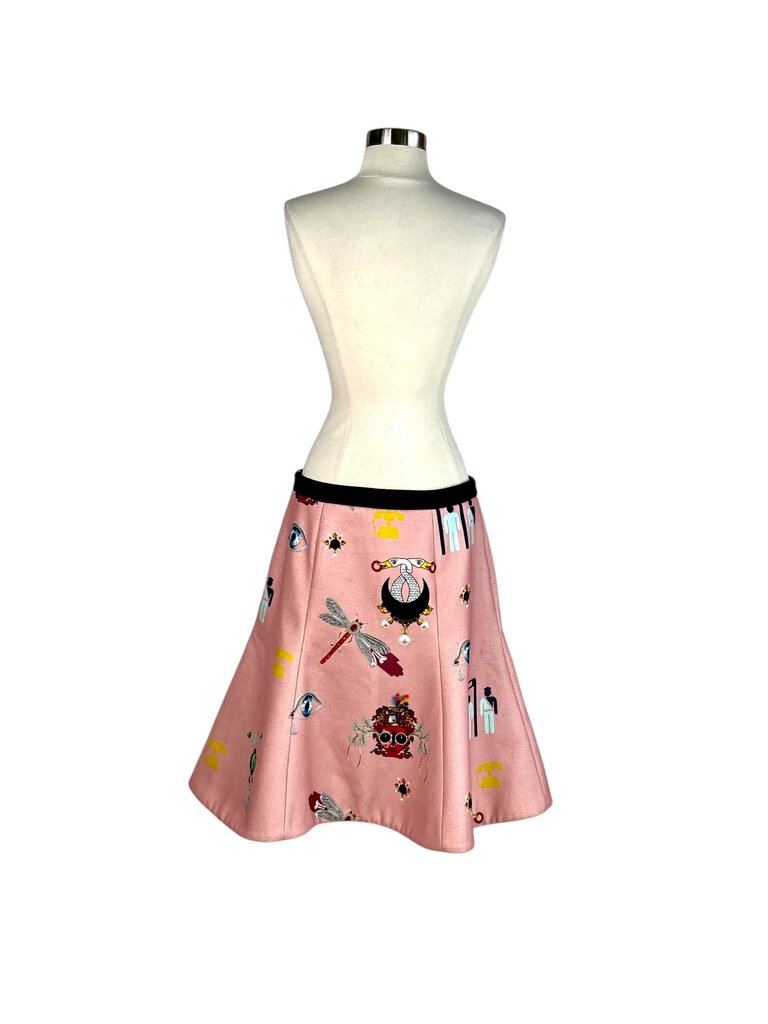 The Mary Katrantzou Graphic Print Skirt showcases the designer's signature bold, artistic prints, featuring vibrant, eye-catching patterns that make a statement. Crafted from luxurious fabrics, this skirt offers a structured yet flattering silhouette, perfect for adding a touch of high-fashion creativity to any outfit.