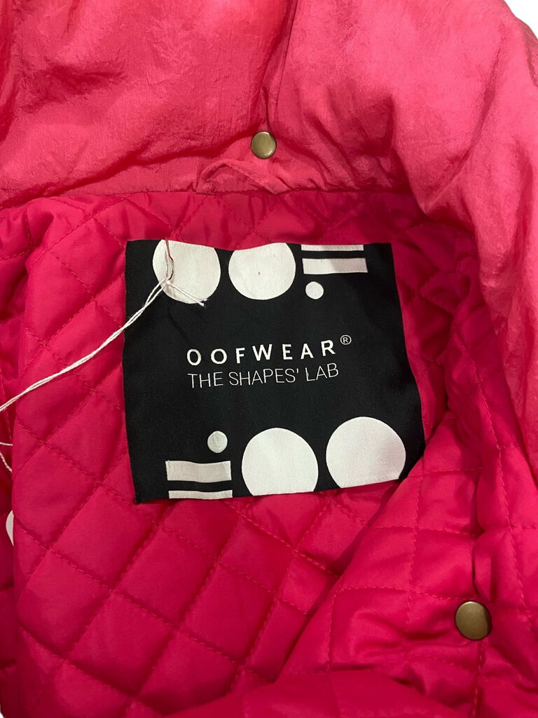 The Oofwear Mock Neck Puffer Jacket blends sleek, contemporary design with cozy warmth, featuring a high mock neck for extra protection against the cold. Its lightweight, quilted construction offers a modern, insulated fit, making it an ideal outerwear choice for both style and comfort.