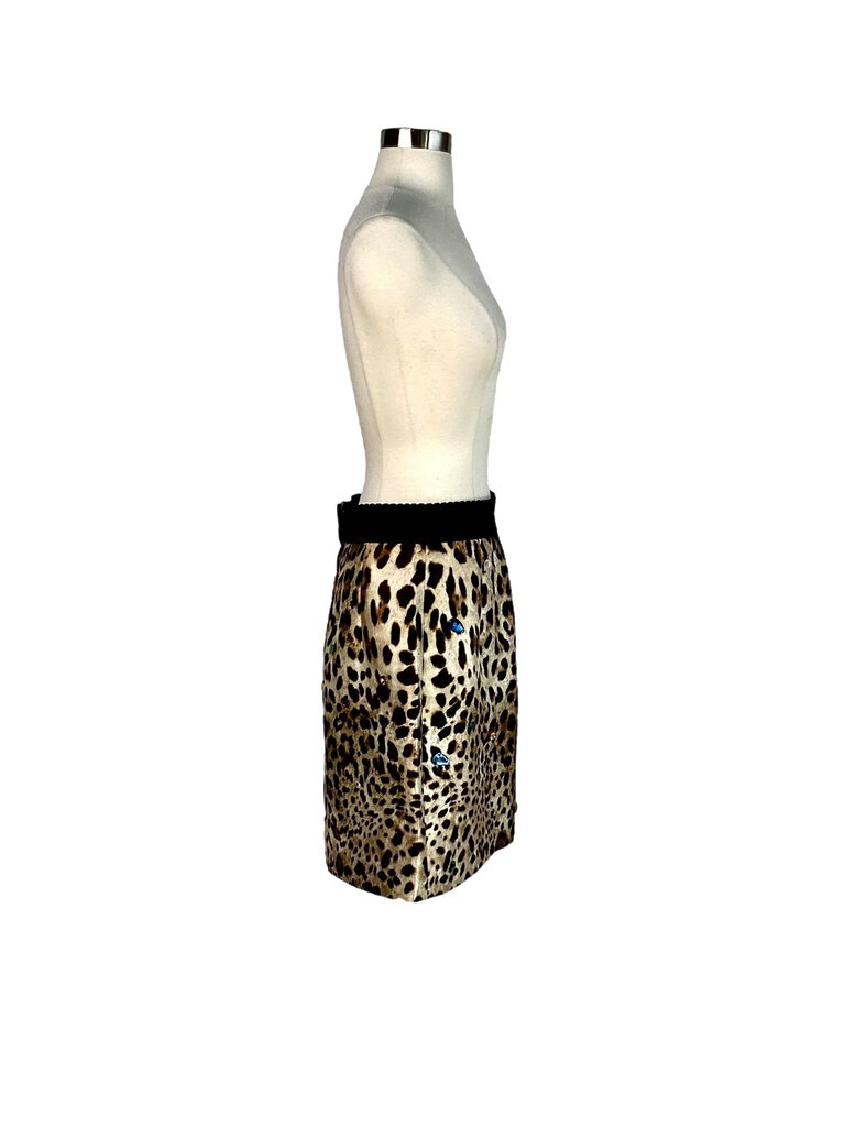 The Dolce & Gabbana Jeweled Leopard Mini Skirt blends bold animal print with luxurious embellishments, featuring intricate jeweled accents that add a touch of glamour. This daring, figure-hugging skirt offers a high-fashion, statement-making look, perfect for adding drama and sophistication to any outfit.