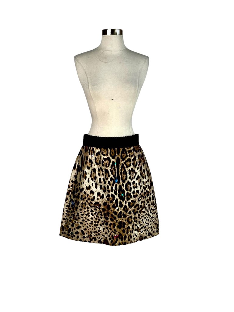 The Dolce & Gabbana Jeweled Leopard Mini Skirt blends bold animal print with luxurious embellishments, featuring intricate jeweled accents that add a touch of glamour. This daring, figure-hugging skirt offers a high-fashion, statement-making look, perfect for adding drama and sophistication to any outfit.