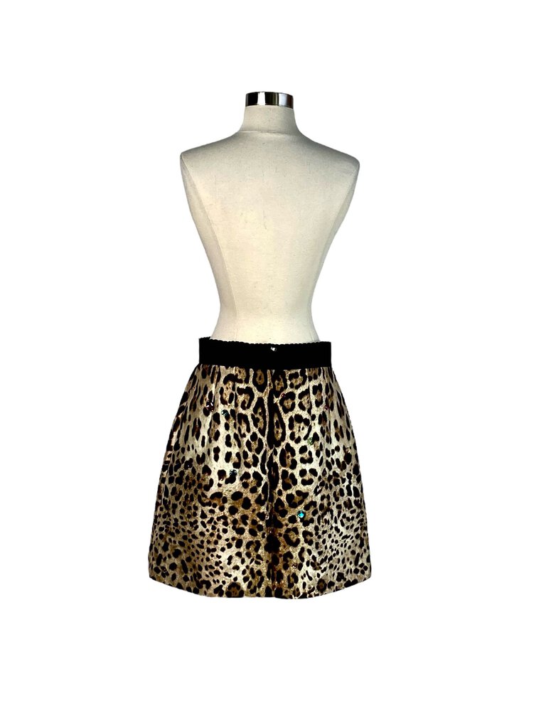 The Dolce & Gabbana Jeweled Leopard Mini Skirt blends bold animal print with luxurious embellishments, featuring intricate jeweled accents that add a touch of glamour. This daring, figure-hugging skirt offers a high-fashion, statement-making look, perfect for adding drama and sophistication to any outfit.