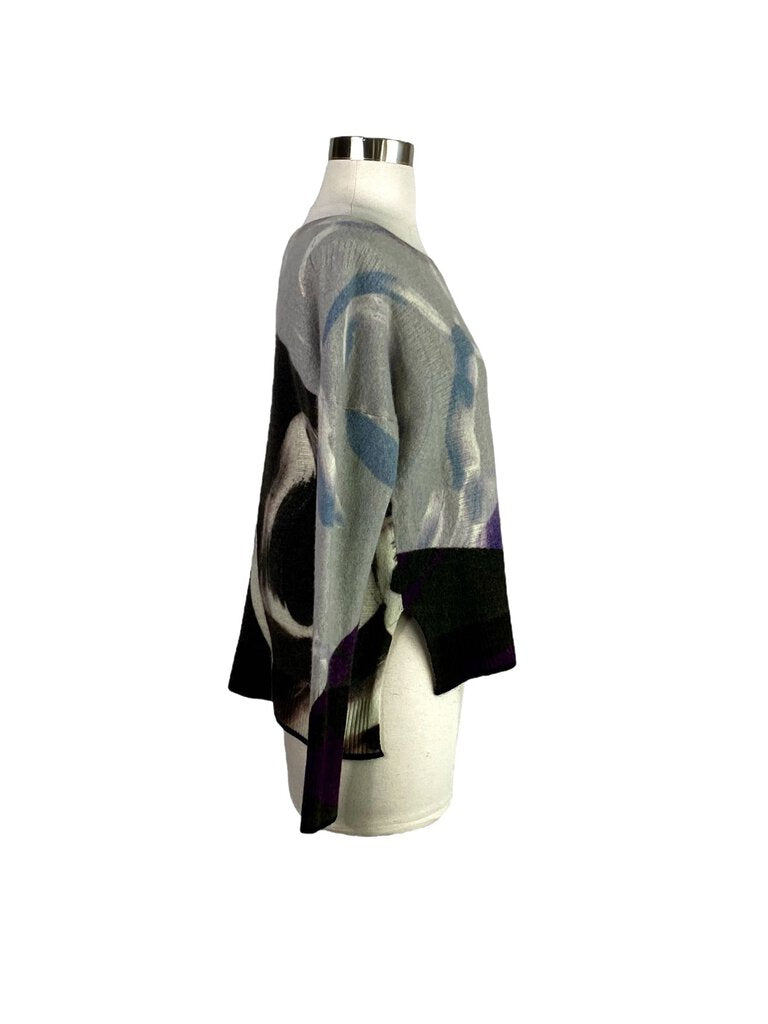 The Paychi Guh Abstract Print Cashmere Sweater combines luxurious softness with a bold, artistic design, featuring an eye-catching abstract print. Crafted from premium cashmere, this sweater offers both comfort and style, making it a standout piece for those seeking a unique, elevated casual look.