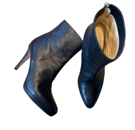 The Jimmy Choo Calf Length Leather Booties exude high-fashion sophistication, crafted from smooth, supple leather for a sleek and polished look. With their versatile calf-length design, sharp silhouette, and elegant heel, these booties are the perfect combination of luxury, comfort, and modern style, ideal for both day and evening wear.