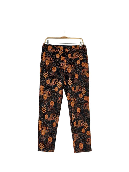 The Scotch & Soda Lowry Jacquard Trouser Pant features a refined, textured jacquard pattern that adds subtle sophistication to its tailored, straight-leg fit. With its versatile design and elevated fabric, these trousers seamlessly transition from day to night, offering both comfort and style.