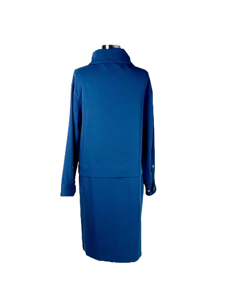 The Malene Birger Trench Coat is a timeless wardrobe staple, featuring a classic double-breasted design with sleek, tailored lines and a sophisticated belt at the waist. Made from high-quality fabric, it offers both elegance and functionality, making it a perfect outerwear piece for both everyday wear and special occasions.