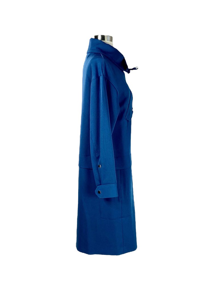 The Malene Birger Trench Coat is a timeless wardrobe staple, featuring a classic double-breasted design with sleek, tailored lines and a sophisticated belt at the waist. Made from high-quality fabric, it offers both elegance and functionality, making it a perfect outerwear piece for both everyday wear and special occasions.