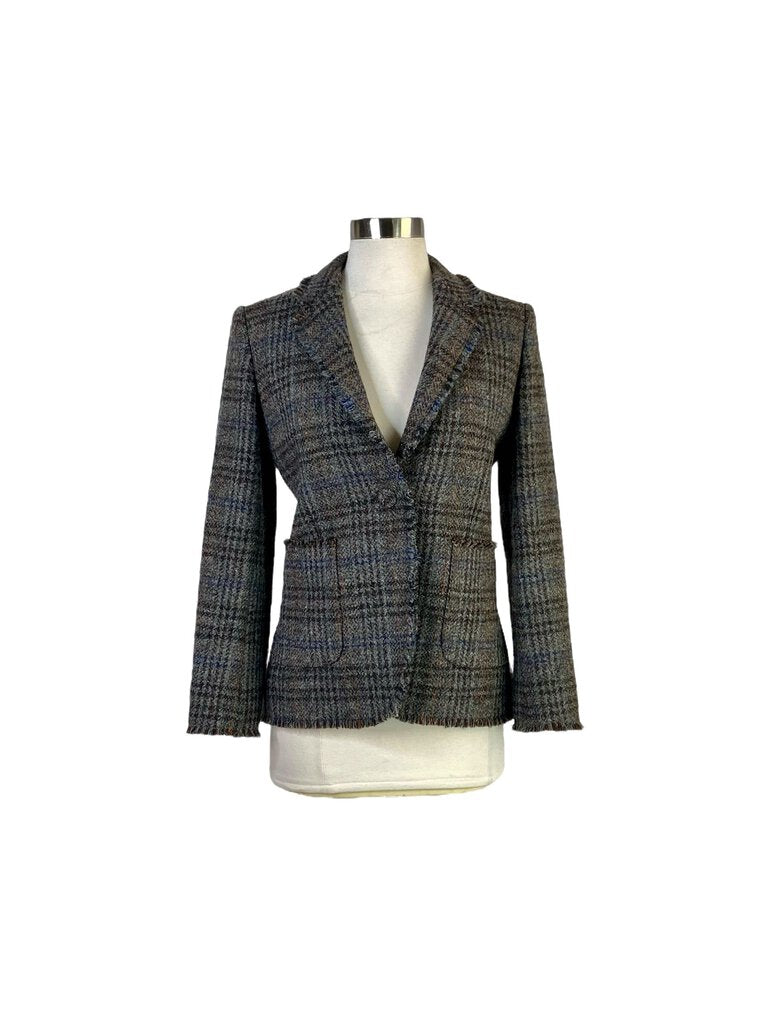 The Vanessa Bruno Raw Edge Tartan Wool Blazer combines classic Scottish plaid with modern tailoring, featuring a raw-edged finish for a slightly undone, contemporary feel. Made from premium wool, it offers both structure and warmth, making it a stylish and versatile piece for elevating any outfit.