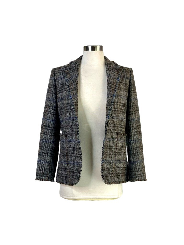 The Vanessa Bruno Raw Edge Tartan Wool Blazer combines classic Scottish plaid with modern tailoring, featuring a raw-edged finish for a slightly undone, contemporary feel. Made from premium wool, it offers both structure and warmth, making it a stylish and versatile piece for elevating any outfit.