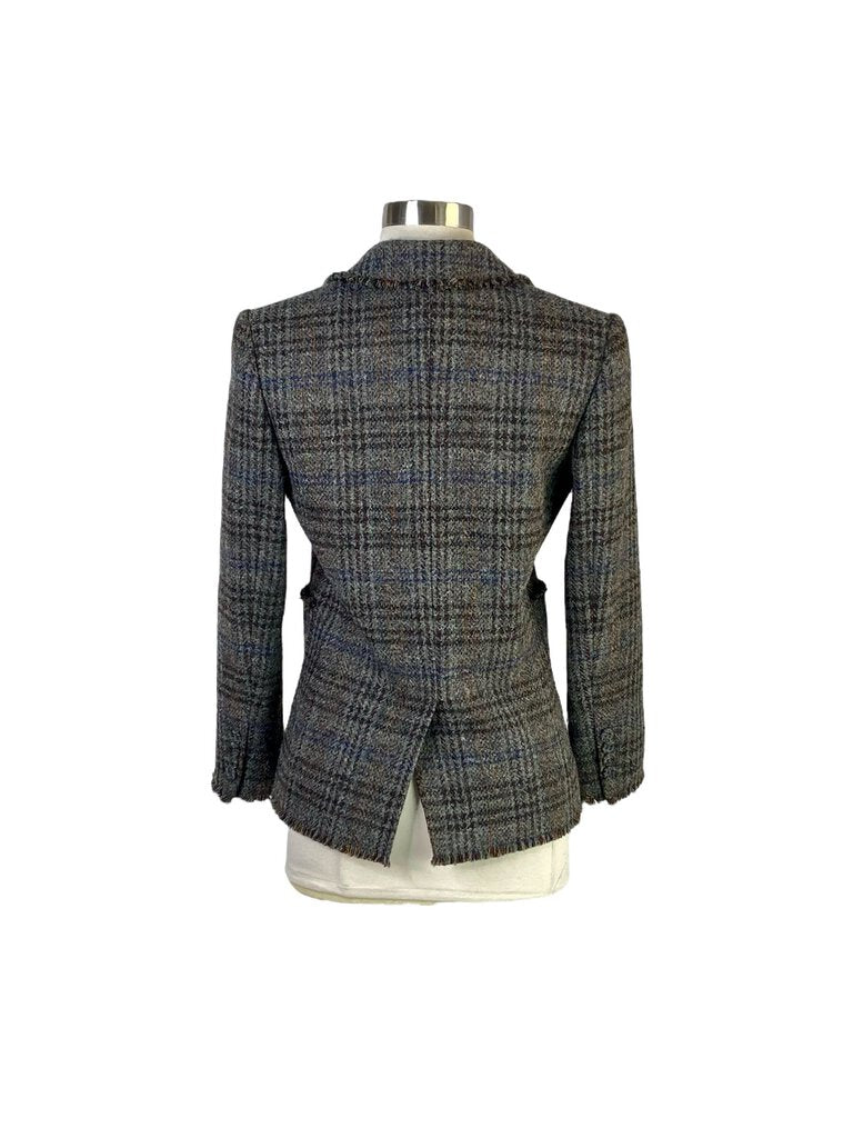 The Vanessa Bruno Raw Edge Tartan Wool Blazer combines classic Scottish plaid with modern tailoring, featuring a raw-edged finish for a slightly undone, contemporary feel. Made from premium wool, it offers both structure and warmth, making it a stylish and versatile piece for elevating any outfit.