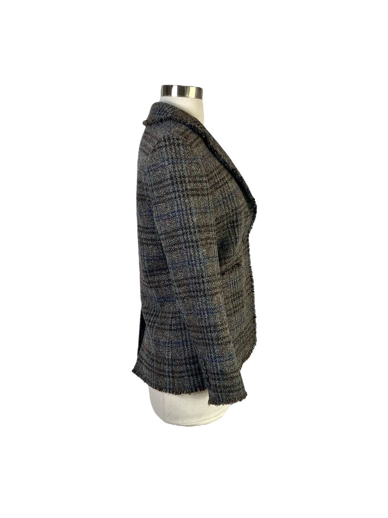 The Vanessa Bruno Raw Edge Tartan Wool Blazer combines classic Scottish plaid with modern tailoring, featuring a raw-edged finish for a slightly undone, contemporary feel. Made from premium wool, it offers both structure and warmth, making it a stylish and versatile piece for elevating any outfit.