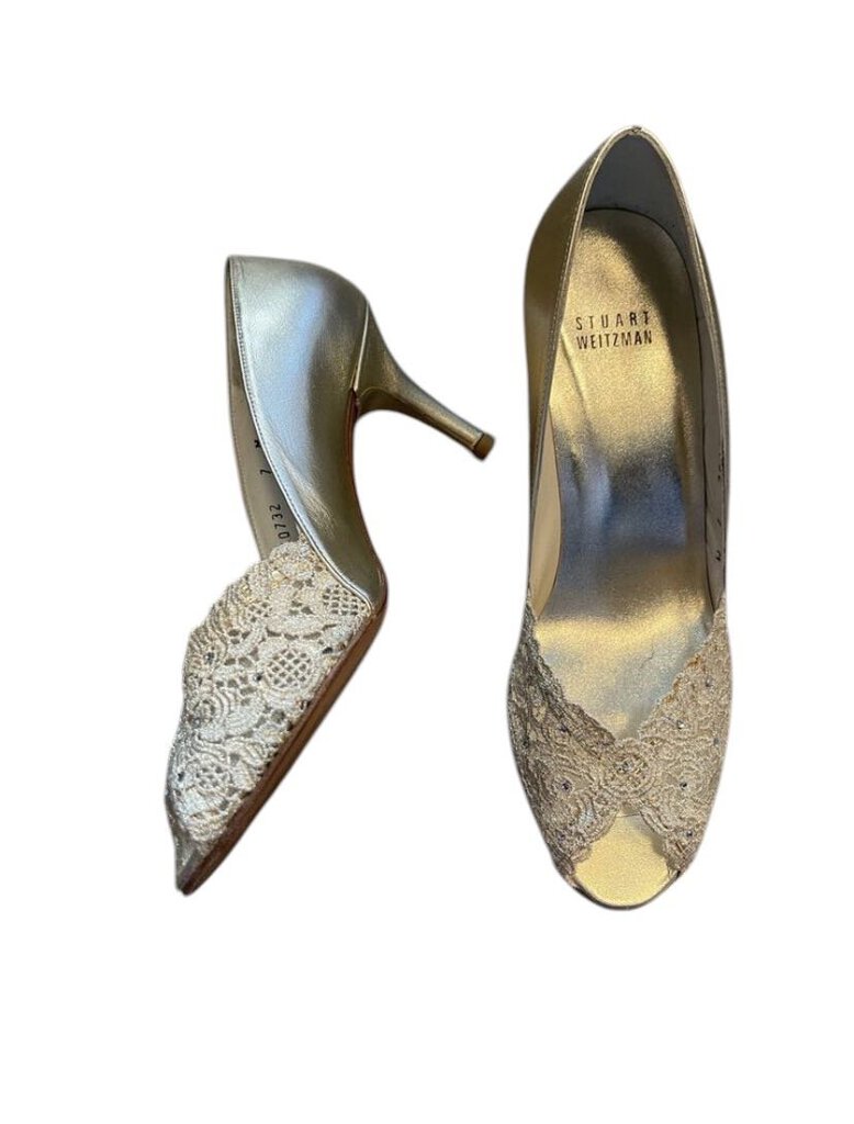 The Stuart Weitzman Lace Peep Toe Heels are elegant shoes featuring delicate lace detailing that exudes timeless sophistication. With a chic peep-toe design and a sleek stiletto heel, they are perfect for adding a touch of glamour to any ensemble.