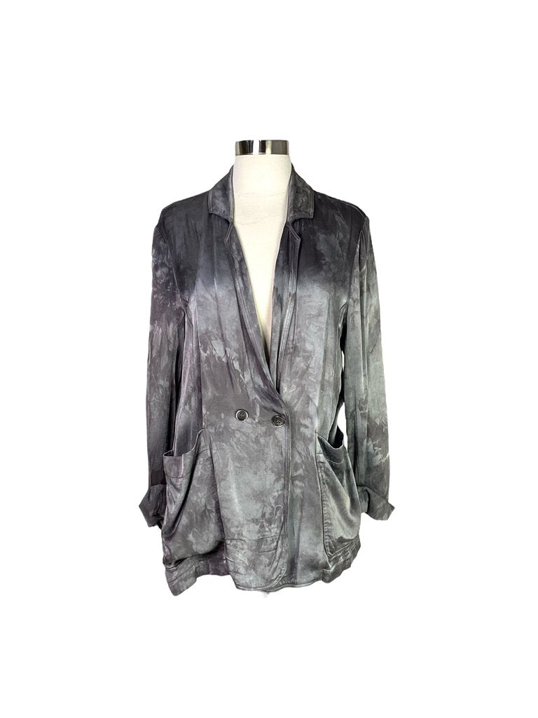 The Raquel Allegra Metallic Tie Dye Blazer is a striking, fashion-forward piece that blends bold tie-dye with a metallic sheen for a unique, contemporary look. Tailored with a relaxed fit, it offers a chic balance of edgy and refined, perfect for making a statement at both casual and formal events.