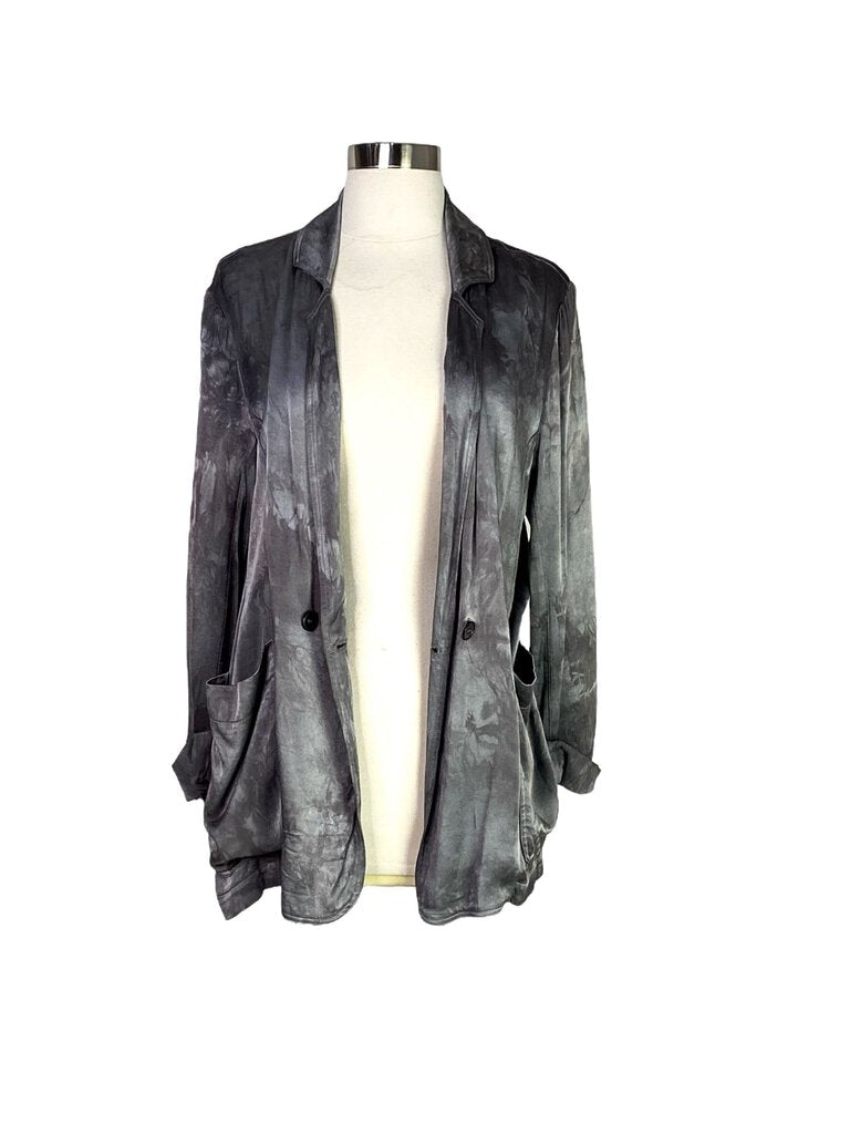 The Raquel Allegra Metallic Tie Dye Blazer is a striking, fashion-forward piece that blends bold tie-dye with a metallic sheen for a unique, contemporary look. Tailored with a relaxed fit, it offers a chic balance of edgy and refined, perfect for making a statement at both casual and formal events.