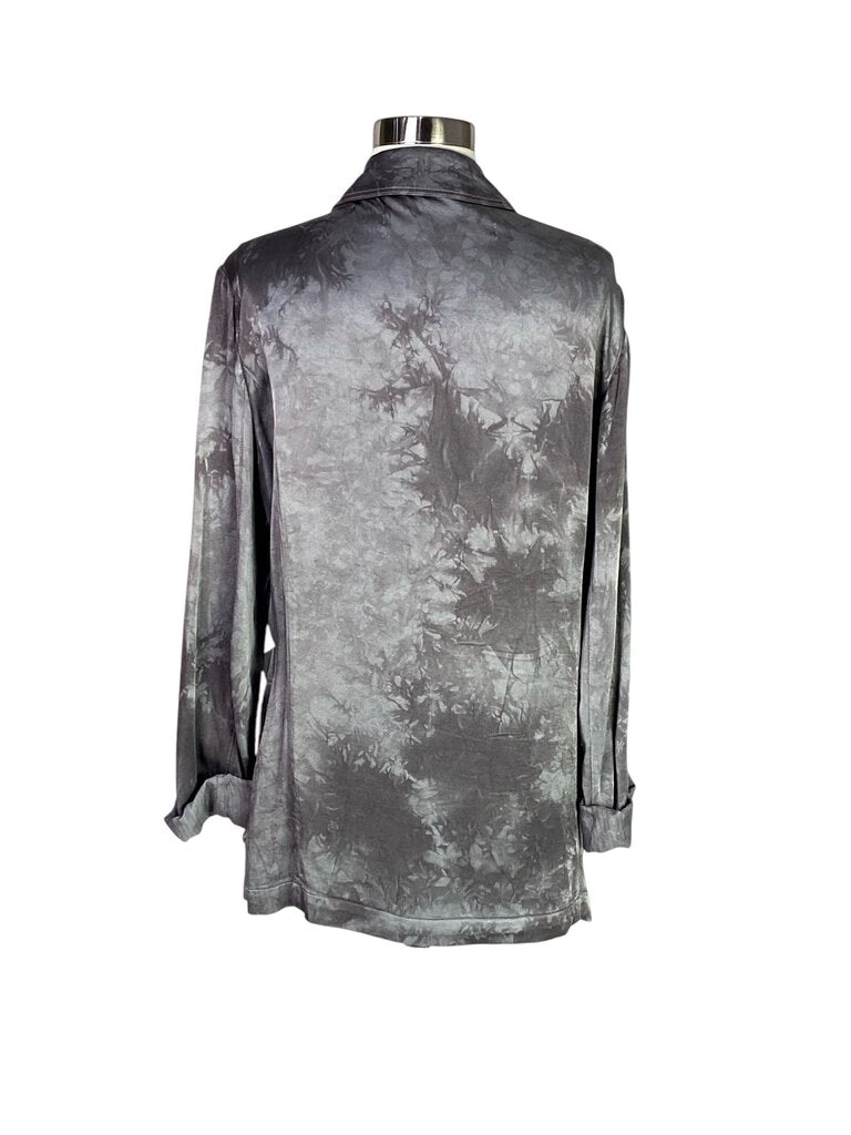 The Raquel Allegra Metallic Tie Dye Blazer is a striking, fashion-forward piece that blends bold tie-dye with a metallic sheen for a unique, contemporary look. Tailored with a relaxed fit, it offers a chic balance of edgy and refined, perfect for making a statement at both casual and formal events.