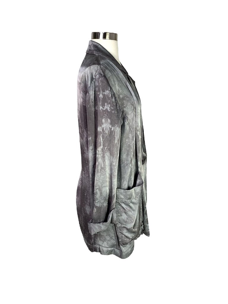 The Raquel Allegra Metallic Tie Dye Blazer is a striking, fashion-forward piece that blends bold tie-dye with a metallic sheen for a unique, contemporary look. Tailored with a relaxed fit, it offers a chic balance of edgy and refined, perfect for making a statement at both casual and formal events.