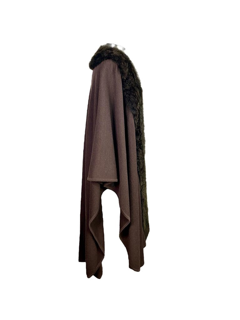 The Peruvian Connection Wool Cape with Baby Alpaca Border is a luxurious, soft layering piece crafted from warm wool and accented with a delicate baby alpaca trim. Its loose, flowing design and sophisticated details make it an elegant and cozy addition to any wardrobe, ideal for both casual and refined outfits.