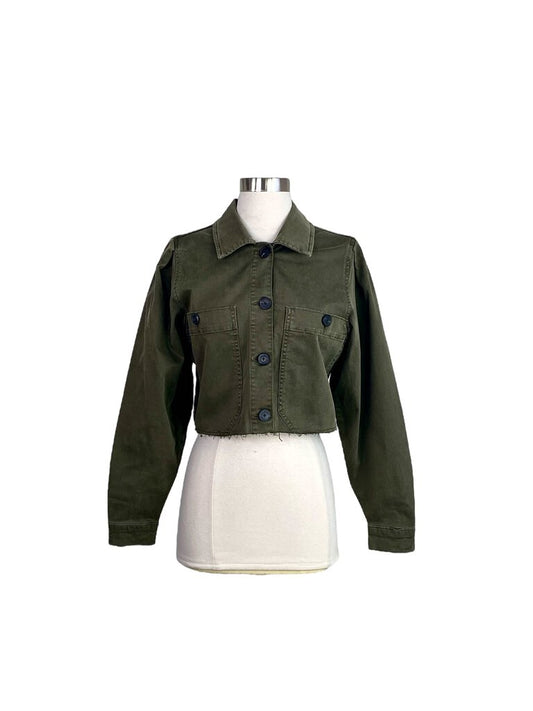 The Frame Cropped Utility Jacket features a chic, boxy silhouette with utilitarian details like oversized pockets and a waist-cinching belt. Made from durable cotton, it adds an effortlessly cool, military-inspired edge to any outfit while maintaining a modern, cropped length.